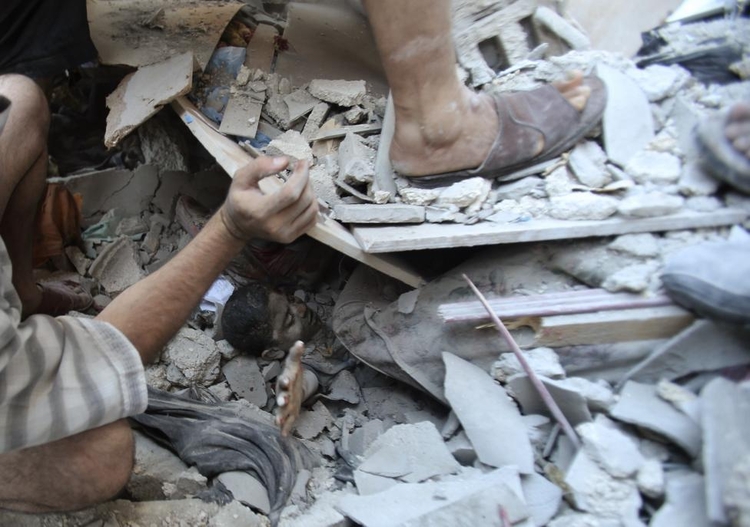 fot. Ibrahim Abu Mustafa / Reuters / 7 sierpnia 2014  Rafah, Palestyna  Palestyńczycy usiłują ratować Mahmuda Al-Goi, wyciągając mężczyznę spod ruin domu w Rafah.